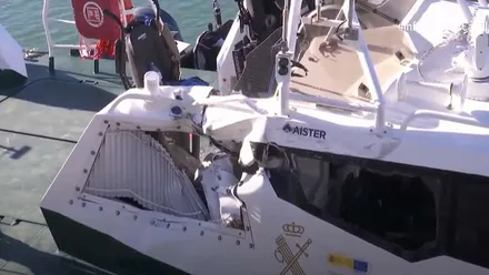 Costado de la patrullera de la Guardia Civil tras el impacto con la narcolancha.