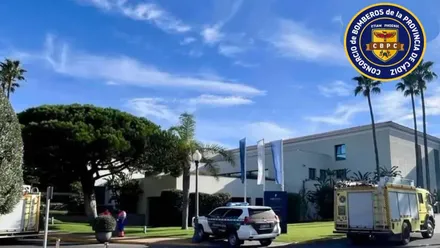 Dos vehículos de bomberos en el Hotel Barrosa Palace, en Novo Sancti Petri.