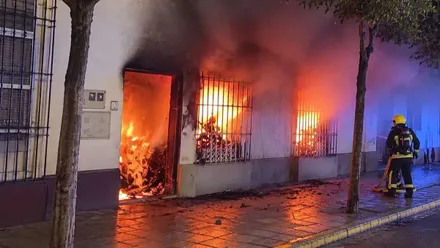 Bomberos trabajando en las tareas de extinción del incendio de la vivienda en El Puerto.