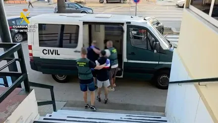 Dos de las personas detenidas entran en un furgón de la Guardia Civil. Foto: Guardia Cvil.