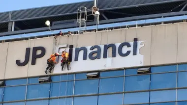 Operarios siguen instalando las letras de JP Financial en el estadio Nuevo Mirandilla pese a la prohibición municipal