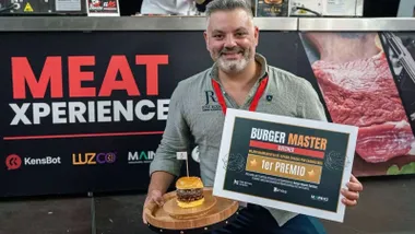 Jose Rosa Rosa consigue el primer premio del 'Burger Masters Butcher'. POsa con el premio.