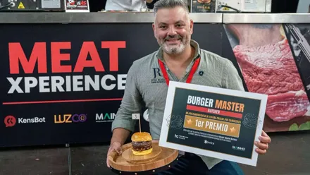 Jose Rosa Rosa consigue el primer premio del 'Burger Masters Butcher'. POsa con el premio.