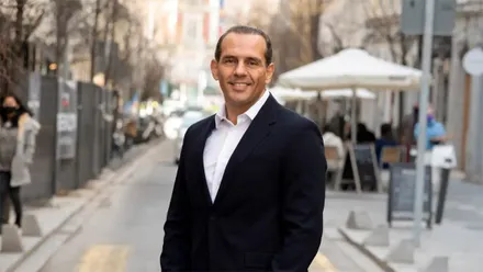 Juan Verde posa en una calle, en una imagen utilizada para presentar su participación en la XXIX Conferencia de Zonas Francas Iberoamericanas de Cádiz.