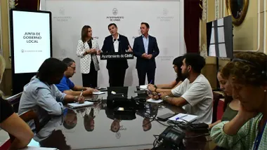 Bruno García interviene ante los medios de comunicación en una rueda de prensa de la Junta de Gobierno Local del Ayuntamiento de Cádiz.