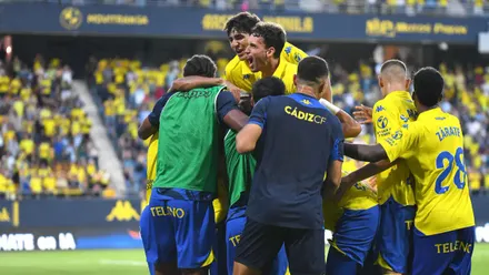 La plantilla cadista se vuelca en la celebración del 4-0 de Aimen Moueffek, la imagen de una tarde de liberación tras siete jornadas sin conseguir la victoria.