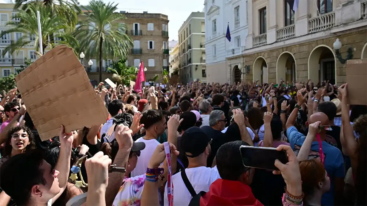 Vista general de la multitudinaria manifestación por la vivienda a su paso por el centro de Cádiz.