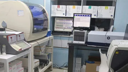 Aparatos y recinto de Microbiología.