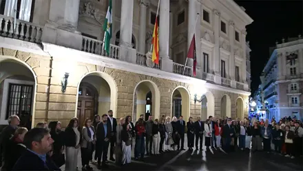 Minuto de silencio celebrado en Cádiz en memoria de las víctimas del accidente ferroviario de Toledo.
