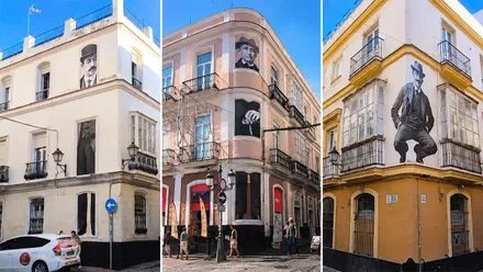 Montaje de tres fotografías de edificios de Cádiz cuyas fachadas muestran grandes imágenes en blanco y negro de Manuel de Falla, integradas entre ventanas, balcones y esquinas como parte de una exposición al aire libre.