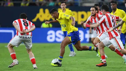Aimen Moueffek trata de superar a varios jugadores del Sporting de Gijón durante el encuentro disputado en el JP Financial Estadio.