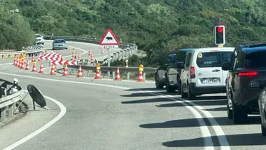 Conos de obra en un tramo de la N-340 por Tarifa.