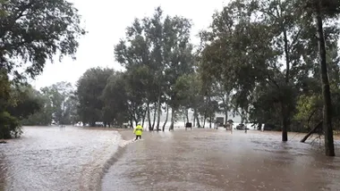 Carretera junto al río Palmones.