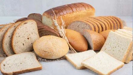 Piezas de pan, completos o a rebanadas y una espiga de trigo.