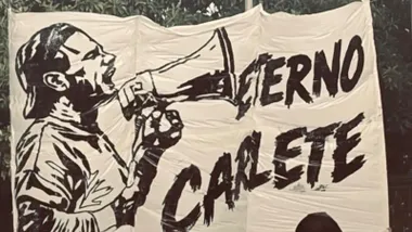 Pancarta de Brigadas Amarillas con el retrato de Carlete y el mensaje Eterno Carlete durante su despedida
