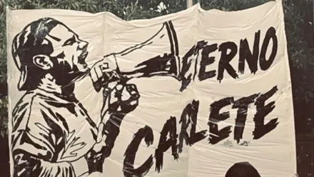 Pancarta de Brigadas Amarillas con el retrato de Carlete y el mensaje Eterno Carlete durante su despedida