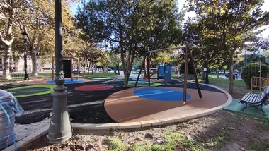 Últimos trabajos en la zona de juegos infantiles de la Plaza de España antes de su reapertura de este 27 de octubre. Foto: Eulogio García.