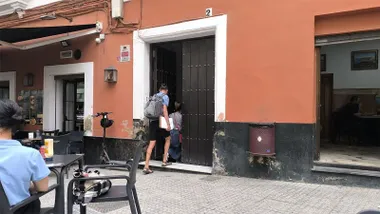 Varias personas acceden al portal del número 2 de la calle San Juan de Dios durante el desahucio ejecutado este martes en Cádiz.