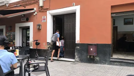 Varias personas acceden al portal del número 2 de la calle San Juan de Dios durante el desahucio ejecutado este martes en Cádiz.