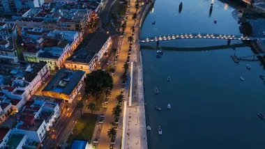 Río Guadalete en El Puerto y la pasarela en una vista nocturna.