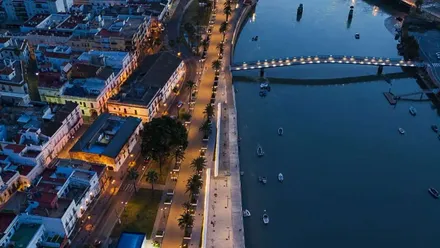 Río Guadalete en El Puerto y la pasarela en una vista nocturna.