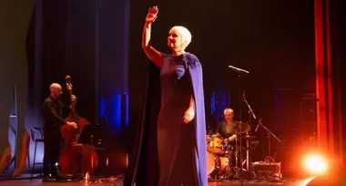 Pasión Vega cantando en el escenario.