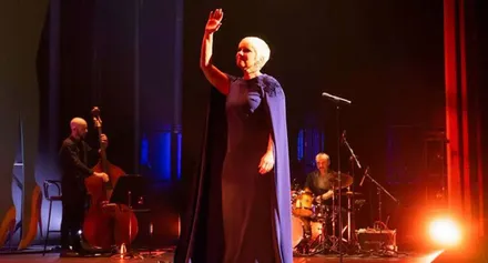 Pasión Vega cantando en el escenario.