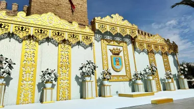 Altar en blanco y dorado de las Fiestas Patronales de Rota.