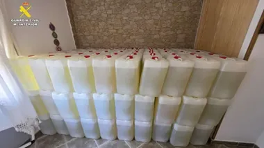Garrafas de gasolinas apiladas en una habitación.