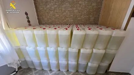 Garrafas de gasolinas apiladas en una habitación.