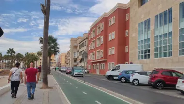 Vista del paseo por Santa María del Mar con el edificio de fachada roja donde se encuentra la vivienda puesta a la venta por 990.000 euros.