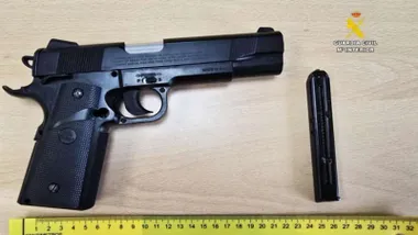Arma con la correspondiente me medida de la Policía Nacional.