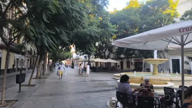 La plaza del Mentidero, en Cádiz, en una imagen de ambiente soleado. La Aemet prevé un cambio de tiempo en la provincia durante el fin de semana, con un aumento generalizado de la probabilidad de lluvia el domingo.