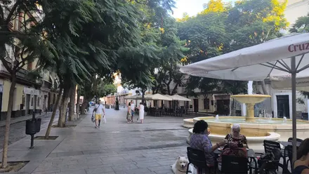 La plaza del Mentidero, en Cádiz, en una imagen de ambiente soleado. La Aemet prevé un cambio de tiempo en la provincia durante el fin de semana, con un aumento generalizado de la probabilidad de lluvia el domingo.