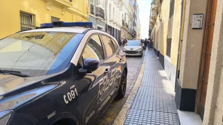 La Policía Local ha encontrado el cuerpo de Carlete en su casa de la calle Sagasta. Foto: José Luis Porquicho Prada,