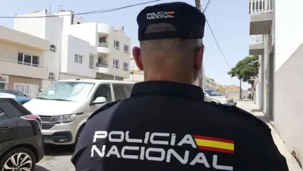 Policía Nacional de espaldas de uniforme.