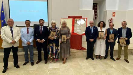 Mercedes Colombo ha estado acompañada del delegado territorial de Cultura, Patrimonio Histórico y Deporte, Millán Alegre, del Hermano Mayor de la Archicofradía de La Palma, Pedro Bueno, así como del director del archivo gaditano, Santiago Saborido y la restauradora de la Bula Papal, Carolina Maqueda.