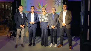 Cinco representantes de South International Series Festival y del Ayuntamiento de Cádiz posan juntos durante la presentación en Madrid de la edición de 2026, ante un fondo con la imagen gráfica del festival.