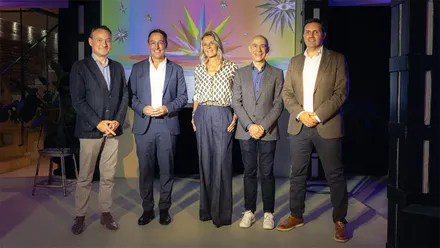 Cinco representantes de South International Series Festival y del Ayuntamiento de Cádiz posan juntos durante la presentación en Madrid de la edición de 2026, ante un fondo con la imagen gráfica del festival.