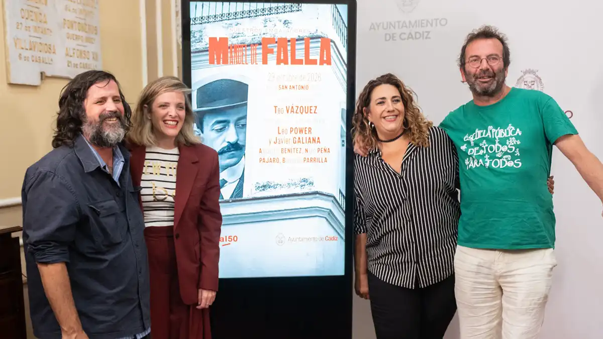 Cuatro personas posan sonrientes durante la presentación de ‘Nuestros Embajadores’ en el Ayuntamiento de Cádiz. De izquierda a derecha, Javier Galiana, Maite González, Leo Power y Teo Vázquez. Entre ellos aparece una pantalla vertical con el cartel del homenaje a Manuel de Falla, que incluye un retrato del compositor y los nombres de los artistas participantes.