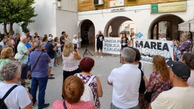 Vecinos y vecinas de Barbate protestando por las altas de la SS por SMS.