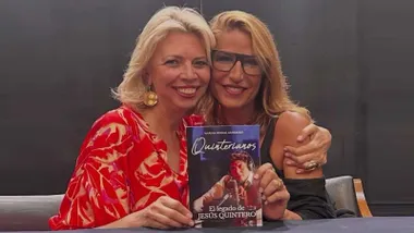 Marina Beral de vestigo rojo y una acompañante sostienen el libro "Quinterianos" con Jesús Quintero.