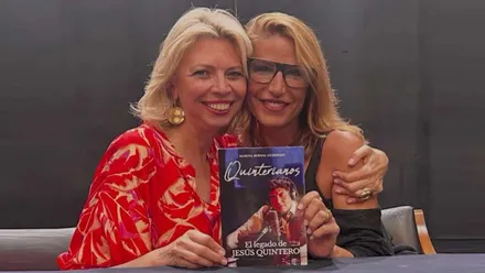 Marina Beral de vestigo rojo y una acompañante sostienen el libro "Quinterianos" con Jesús Quintero.