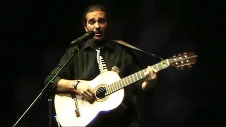 Quique Parodi canta con su guitarra.