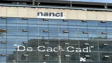 El Ayuntamiento paralizó la rotulación del Estadio Nuevo Mirandilla con el nombre comercial que logró el Cádiz CF cuando ya estaba instalado "nanci". Foto: Radio Cádiz.