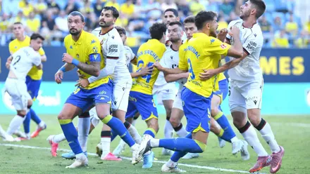 Jugadores del Cádiz CF y la AD Ceuta forcejean dentro del área durante una jugada del partido disputado en el JP Financial Estadio.