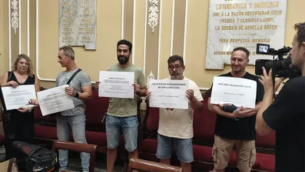 Representantes sindicales del Ayuntamiento de Cádiz muestran sus reivindicaciones en el Salón Isabelino.