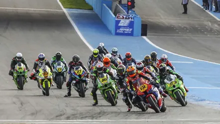 Muchas motos en una carrera de Superbike en Jerez.