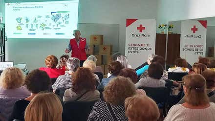 Persona de la Cruz Roja dando un curso de eficiencia energética.