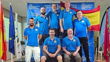 Con polo de color celeste los miembros del Club de Tiro Deportivo Bahía de Cádiz.